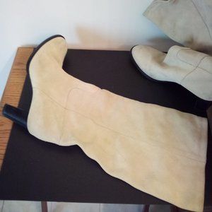 📚 Cream Colored Suede Boots